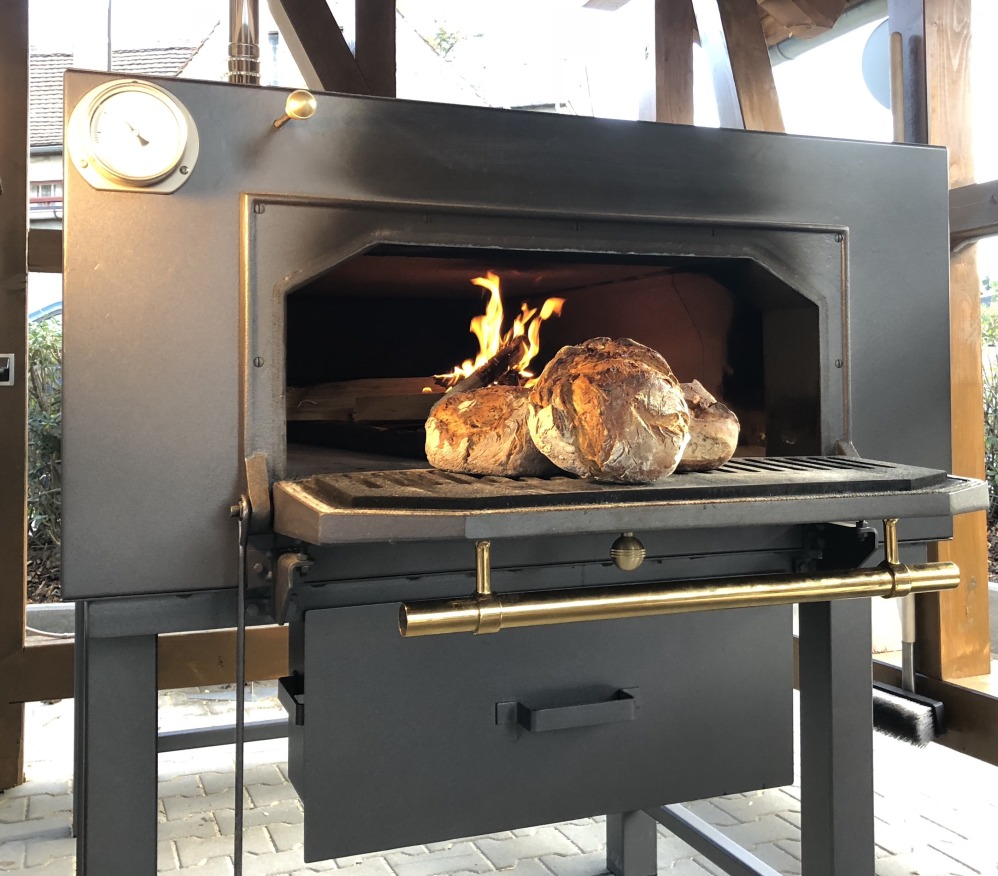 frisches Holzofenbrot gebacken mit der Hitze von heimischer Buche